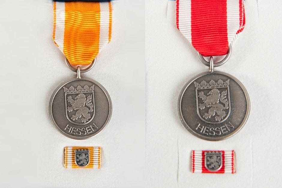 Bild: Hessische Rettungsmedaille und Bandschnalle der Rettungsmedaille (links), Hessische Medaille für Zivilcourage (rechts).