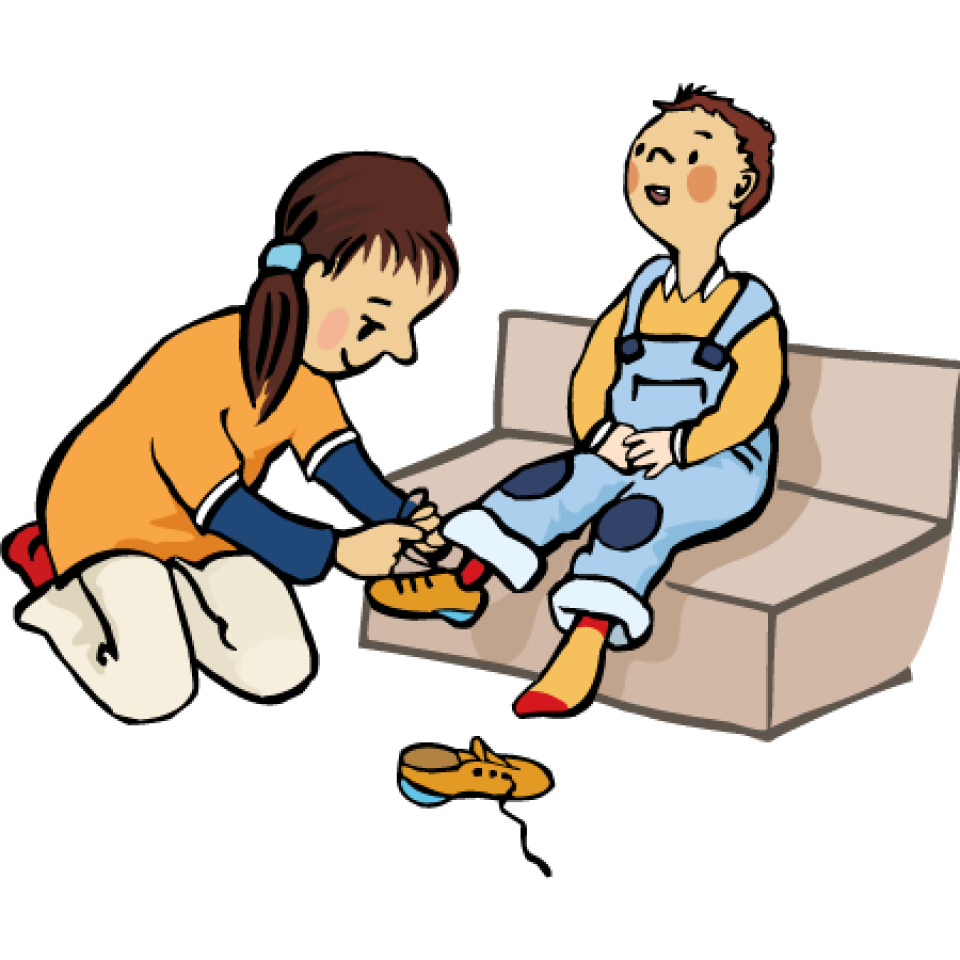 Ein Mädchen hilft einem kleineren Kind beim Schuhe anziehen.